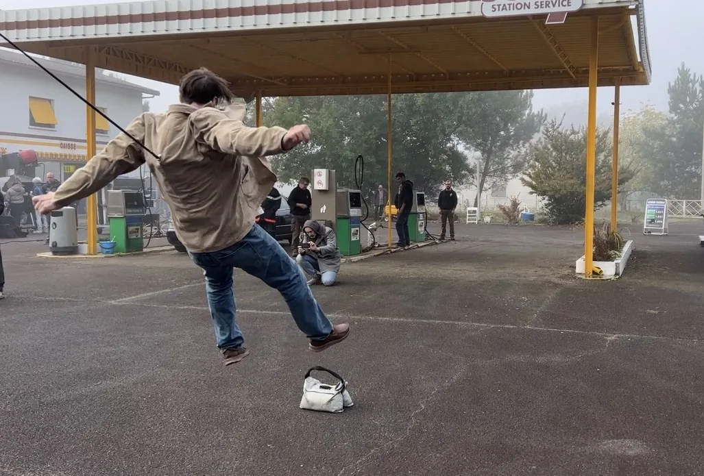 Cascadeur en plein saut sur un tournage